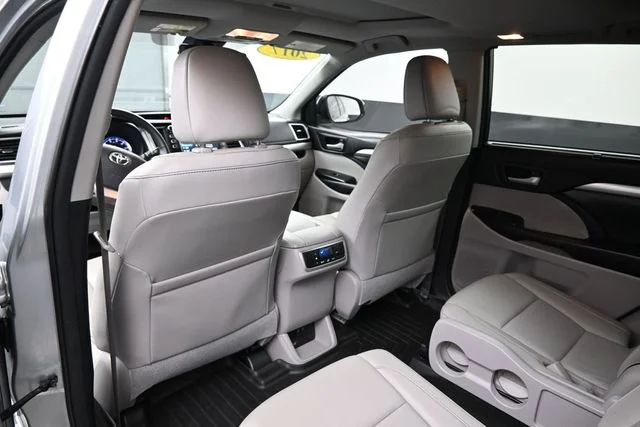 Used 2017 Silver Toyota XLE image 17
