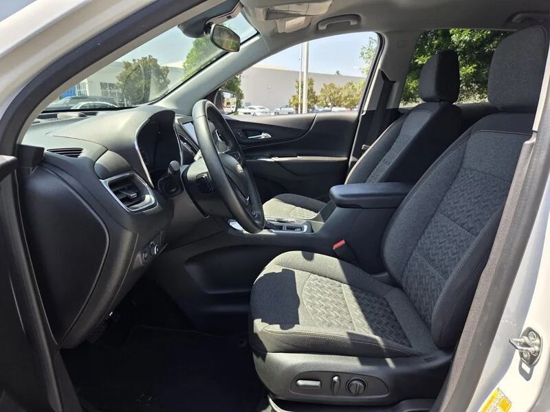 Used 2024 Summit White CHEVROLET LT image 9