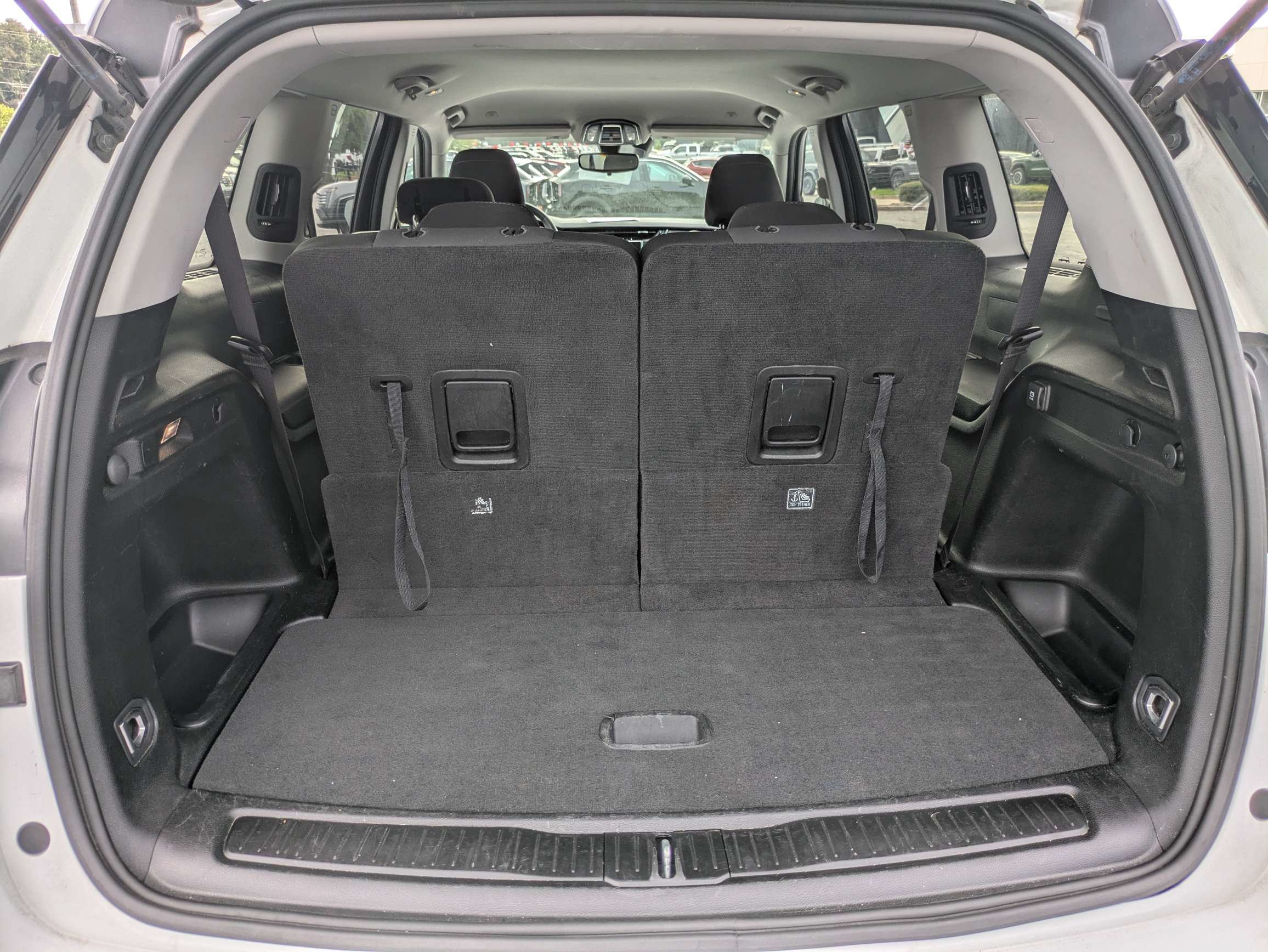 Used 2023 White Jeep Laredo image 9