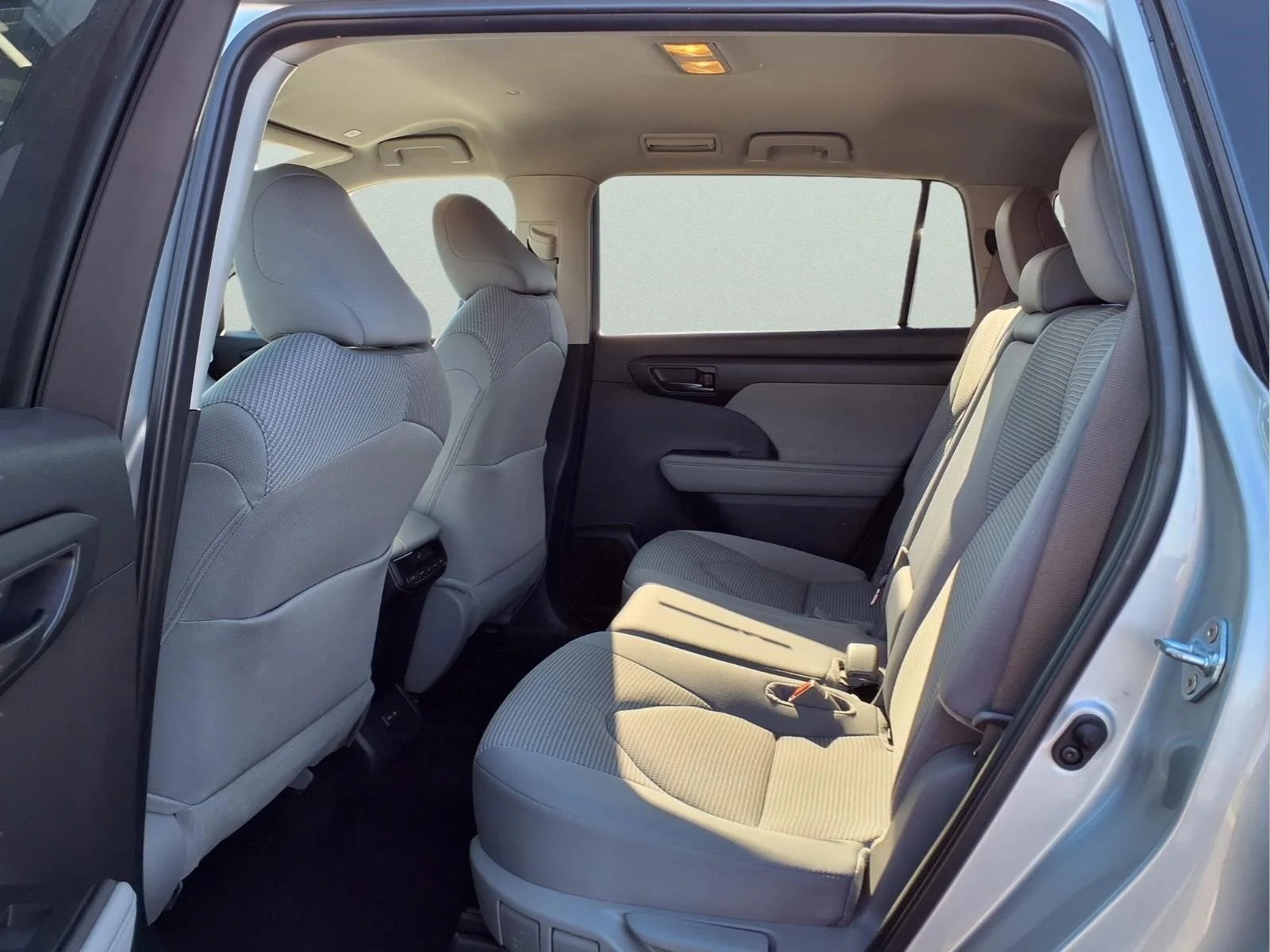 2024 Toyota Highlander LE - Photo 11