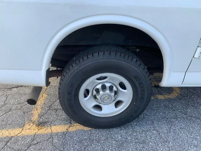 Used 2011 White Chevrolet Work Van image 33