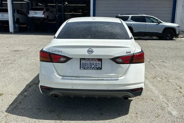 Used 2020 White Nissan 2.5 SR image 7