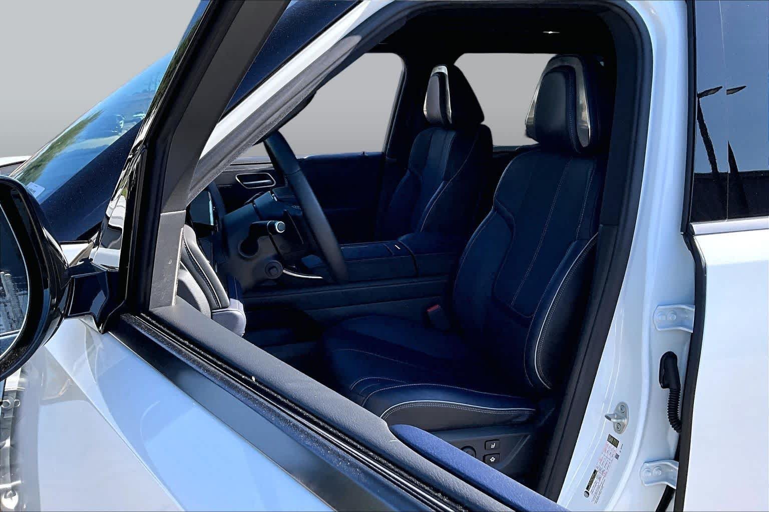 Used 2026 Radiant White/Black Obsidian INFINITI SPORT image 8