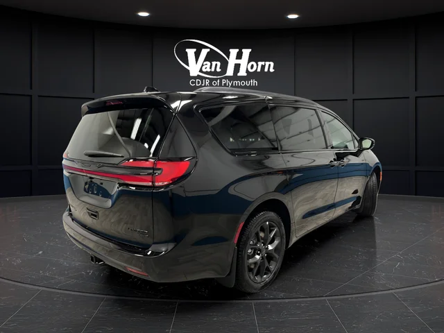 New 2027 Diamond Black Crystal Pearl-Coat Exterior Paint Chrysler Limited image 7