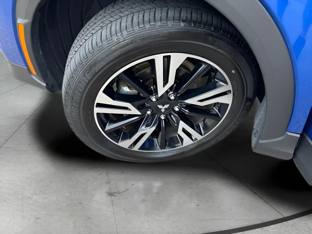 Used 2025 Alloy Silver Metallic Mitsubishi  image 41
