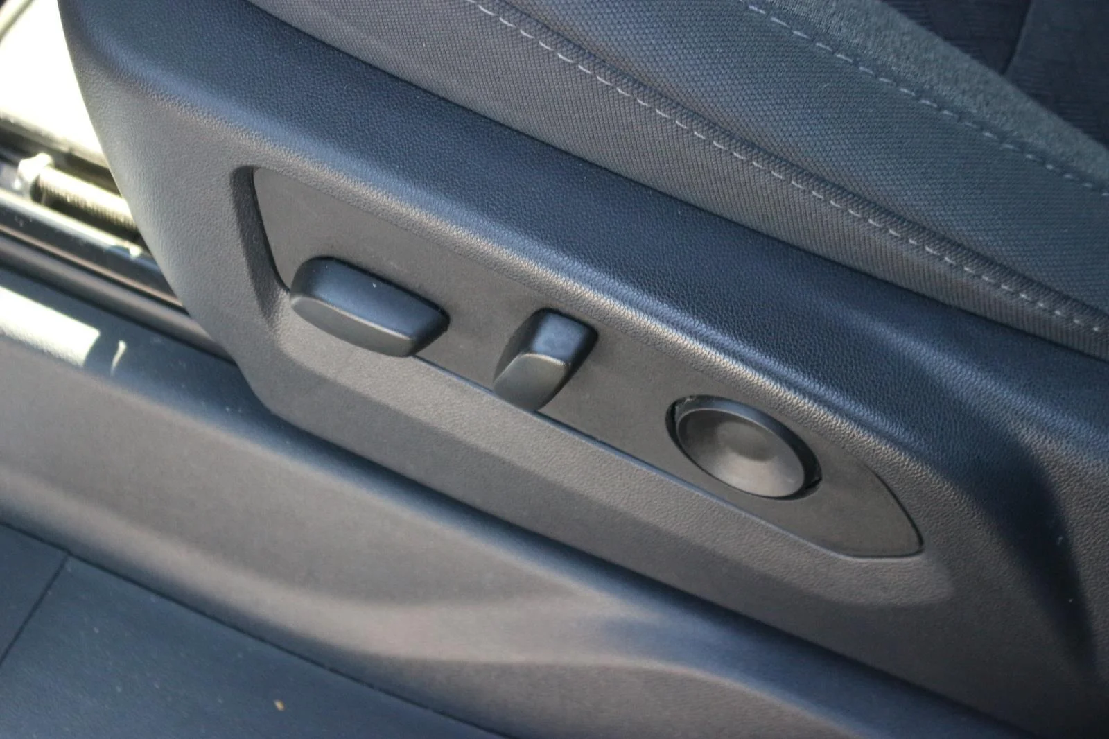 Used 2023 Summit White GMC Elevation image 19