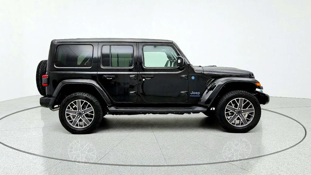 Used 2024 Black Clearcoat Jeep High Altitude 4x4 image 4
