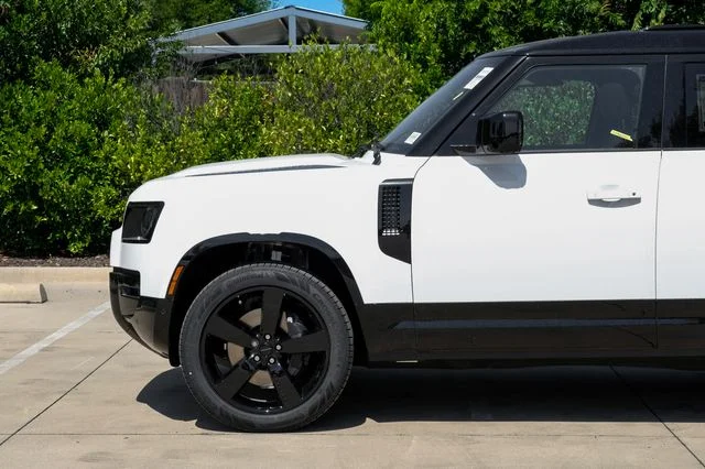 New 2026 White Land Rover X-Dynamic SE image 17