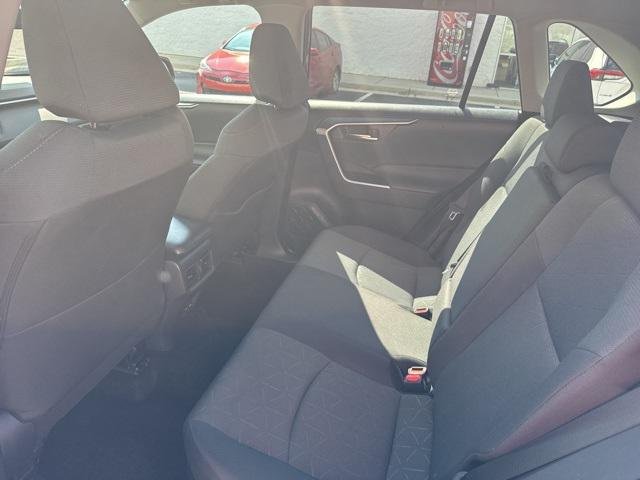 2025 Toyota RAV4 XLE - Photo 17