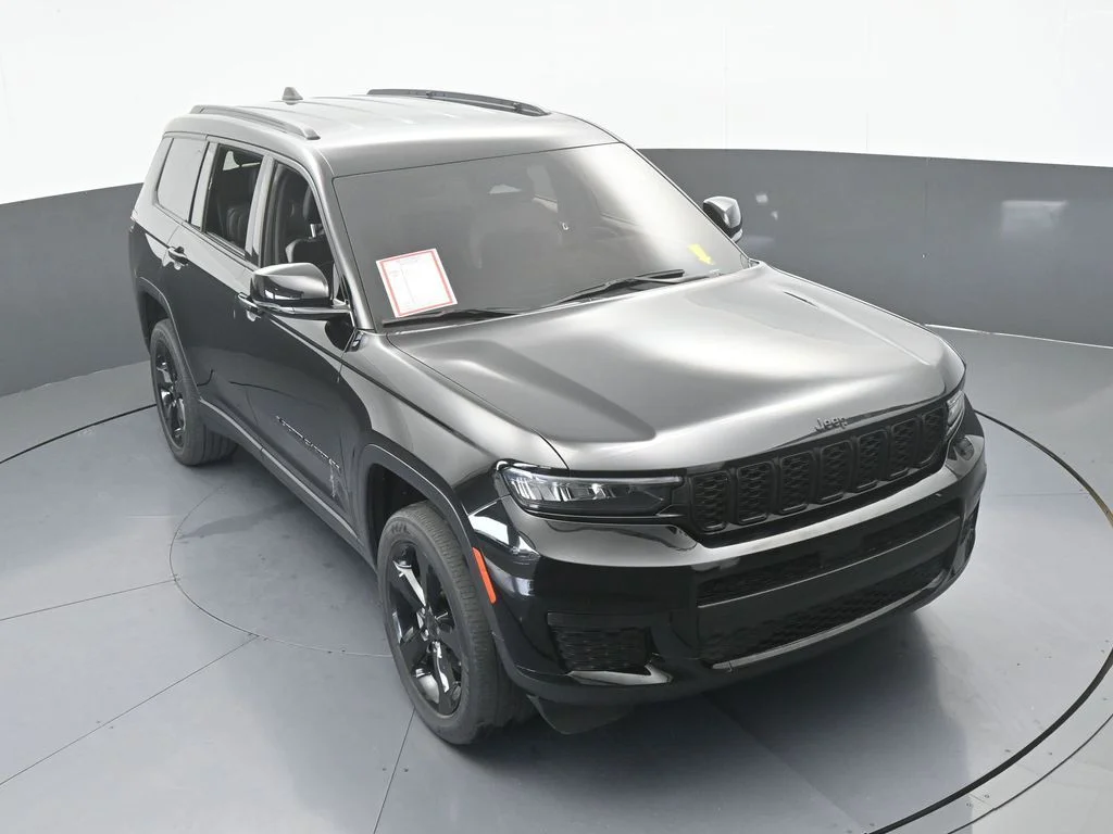 Used 2023 Diamond Black Crystal Pearlcoat Jeep Altitude image 50