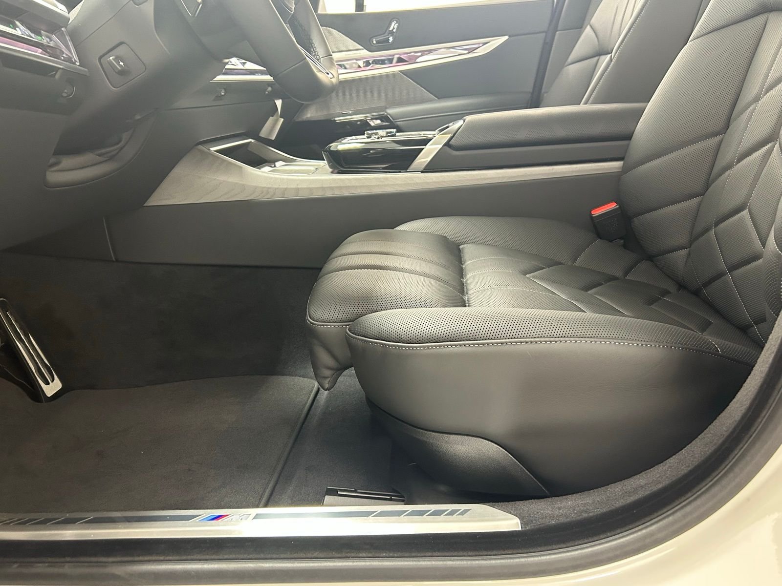 2025 BMW 7 Series 760i - Photo 30