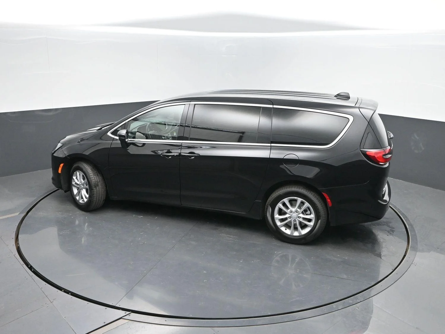 New 2027 Diamond Black Crystal Pearl-Coat Exterior Paint Chrysler Select image 38