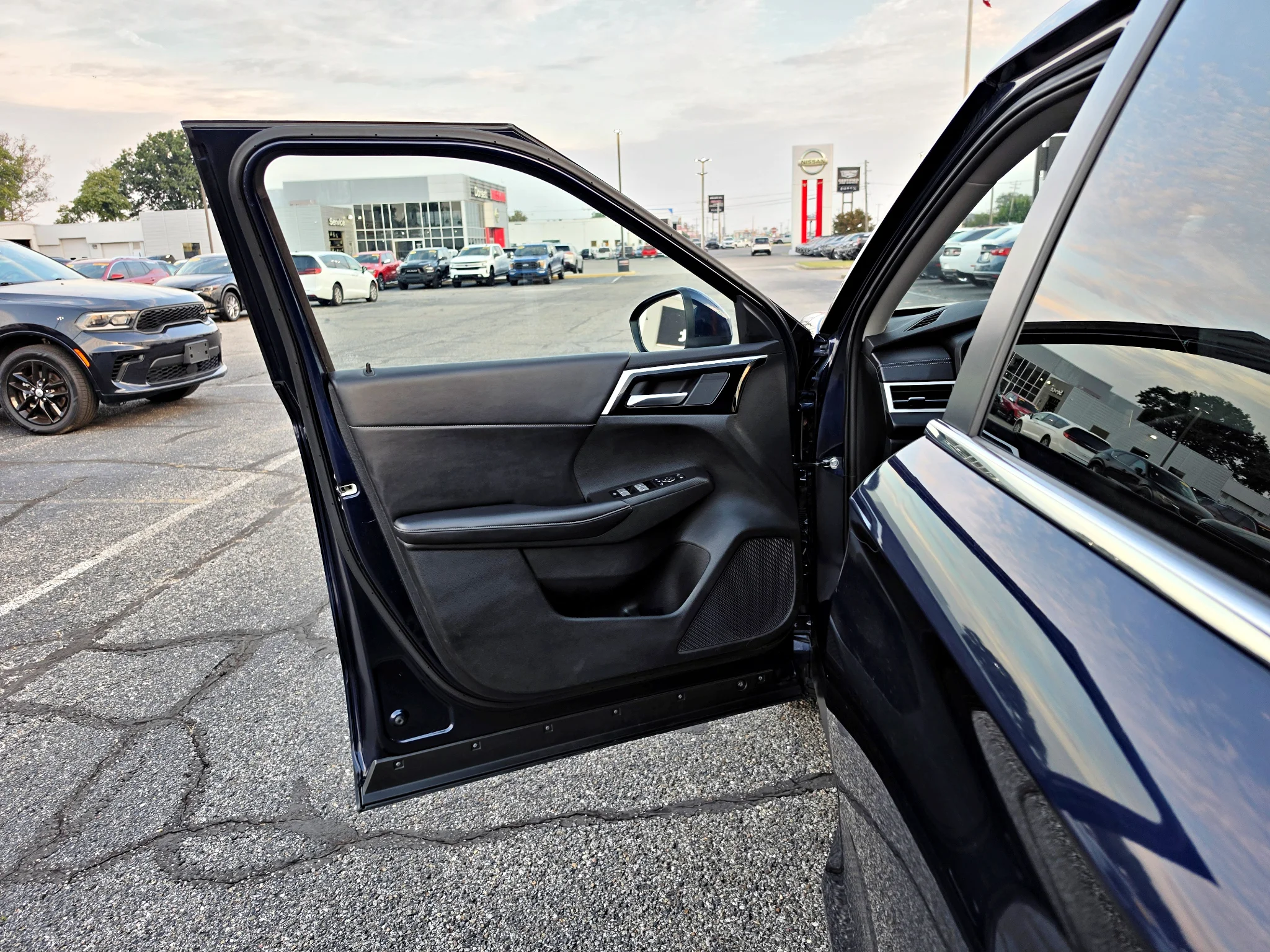 Used 2024 Cosmic Blue Metallic Mitsubishi SE image 19
