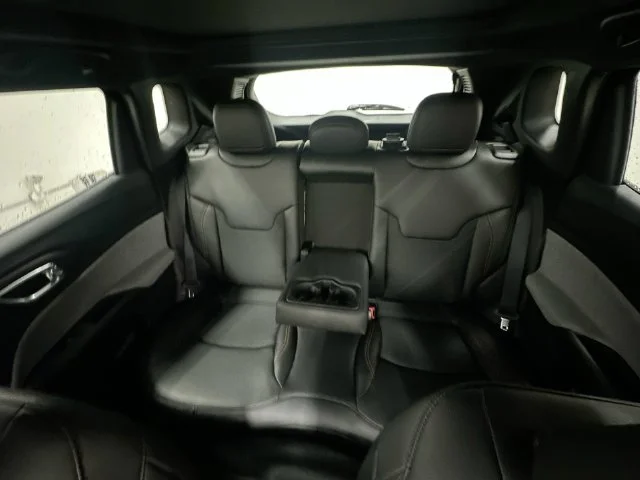 New 2026 Diamond Black Crystal Pearl-Coat Exterior Paint Jeep Latitude image 32