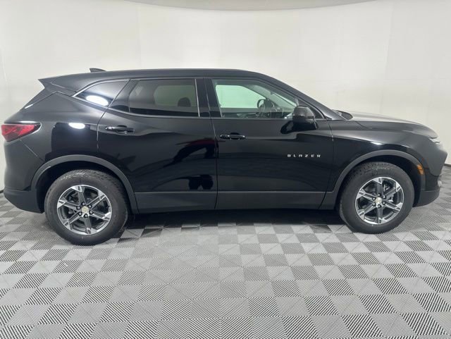 Used 2025 Black Chevrolet 2LT image 4
