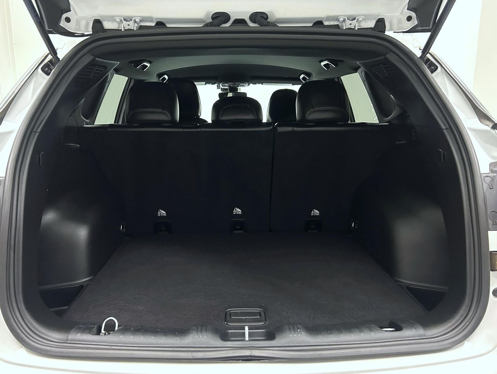 Used 2023 White Jeep Latitude image 21