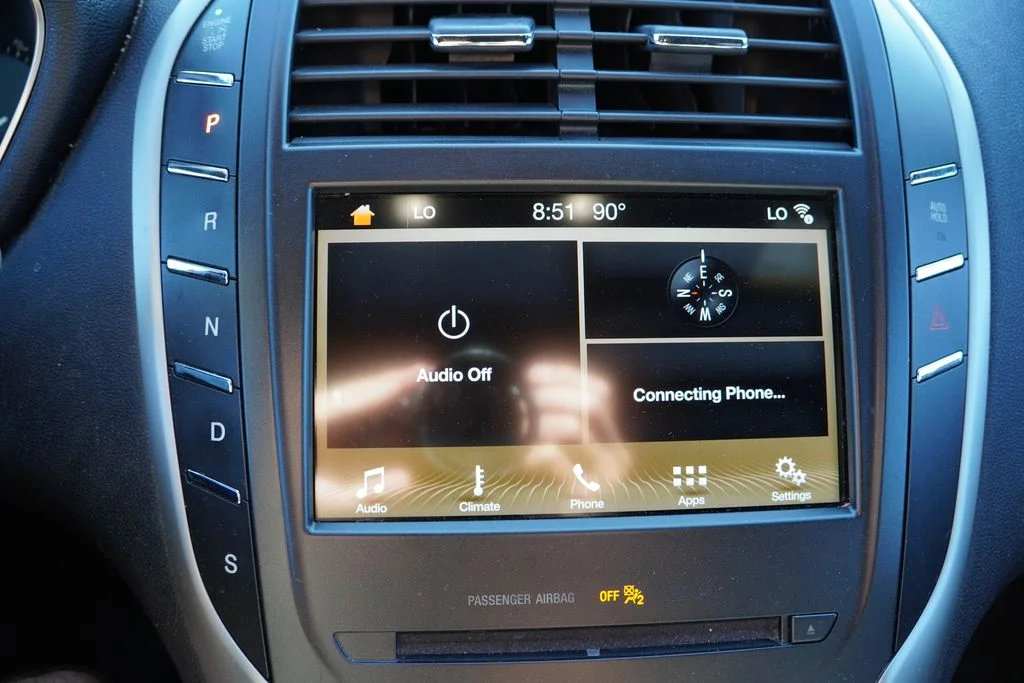 Used 2017 Gray Lincoln Premiere image 5