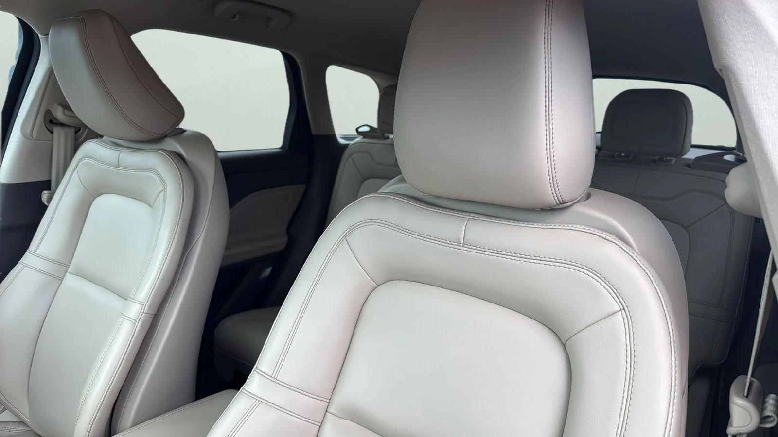 Used 2022 White Lincoln Standard image 9