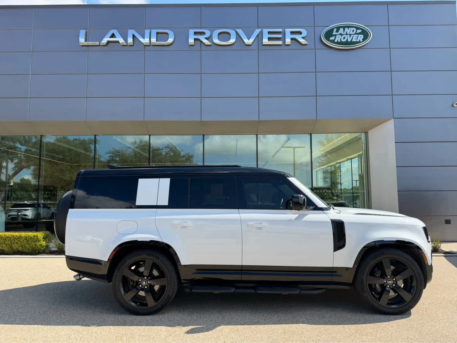 Certified Used 2025 Fuji White Land Rover V8 image 6