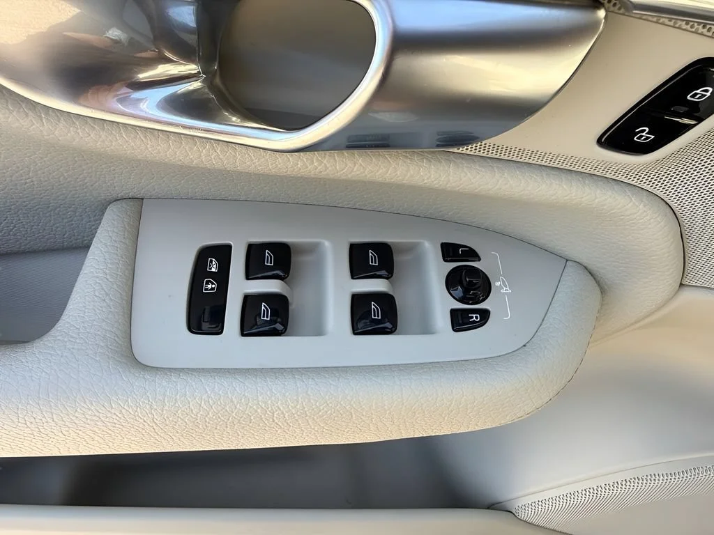 Used 2018  Volvo Momentum image 27