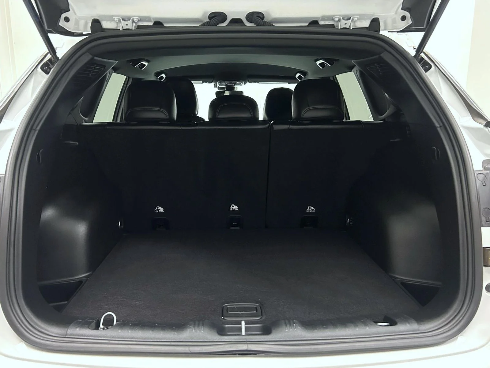 Used 2023 White Jeep Latitude image 21