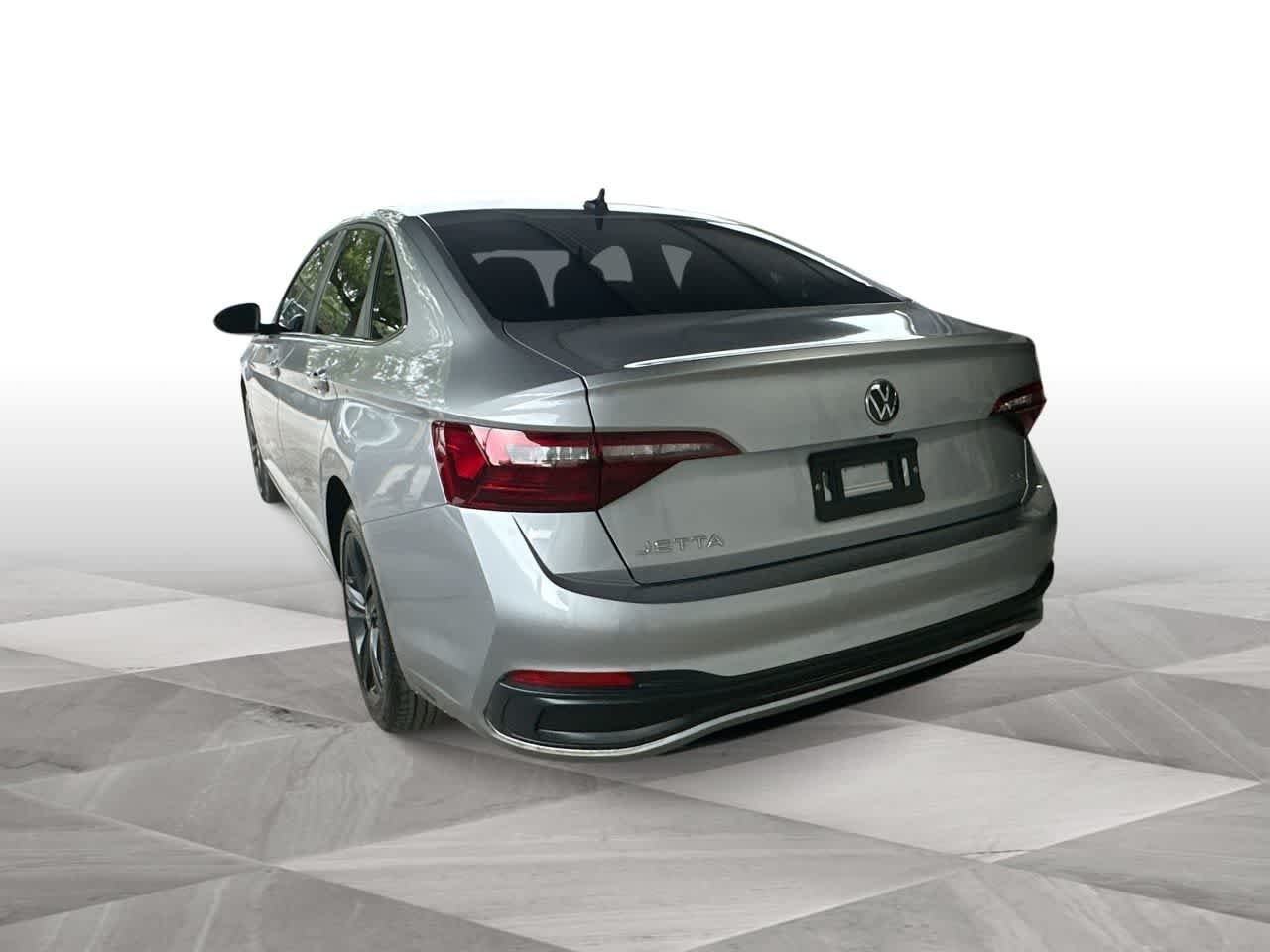 Used 2022 Pyrite Silver Metallic Volkswagen SE image 6