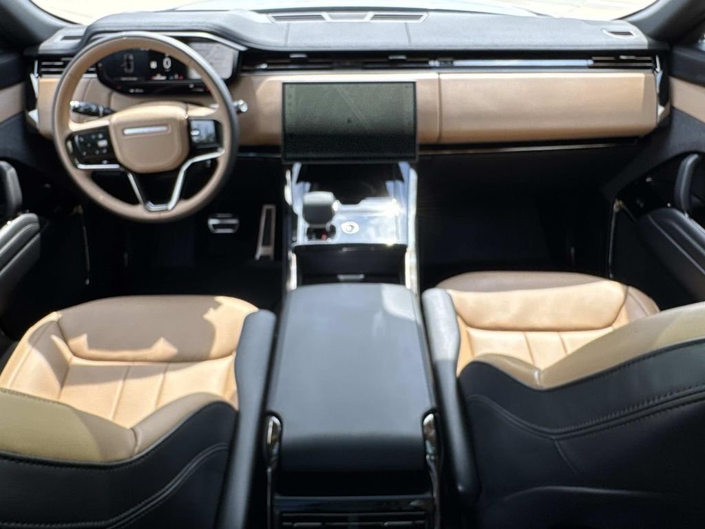 New 2026 Ostuni Pearl White LAND ROVER Dynamic SE image 9