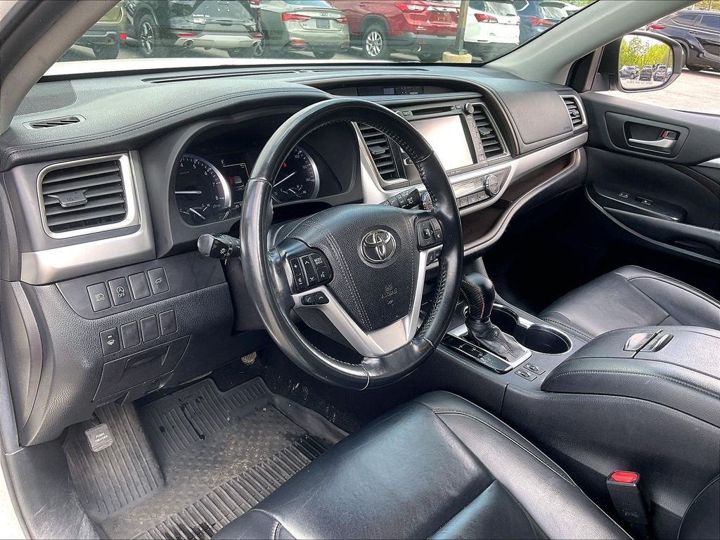Used 2019 Blizzard Pearl Toyota XLE image 8