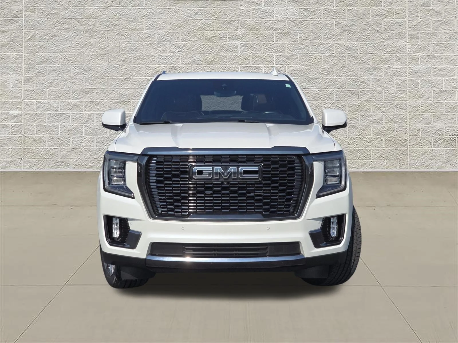 Used 2023 White Frost Tricoat GMC Denali Ultimate image 2