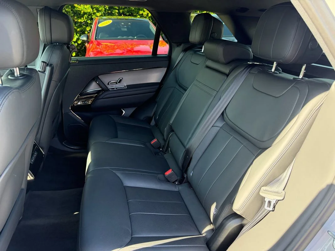 Used 2024  Land Rover Dynamic SE image 16