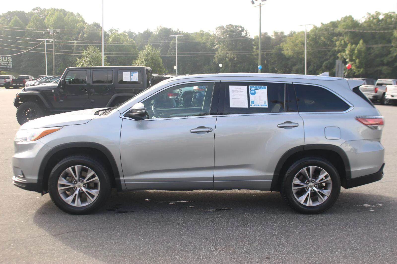 Used 2015  Toyota XLE image 3