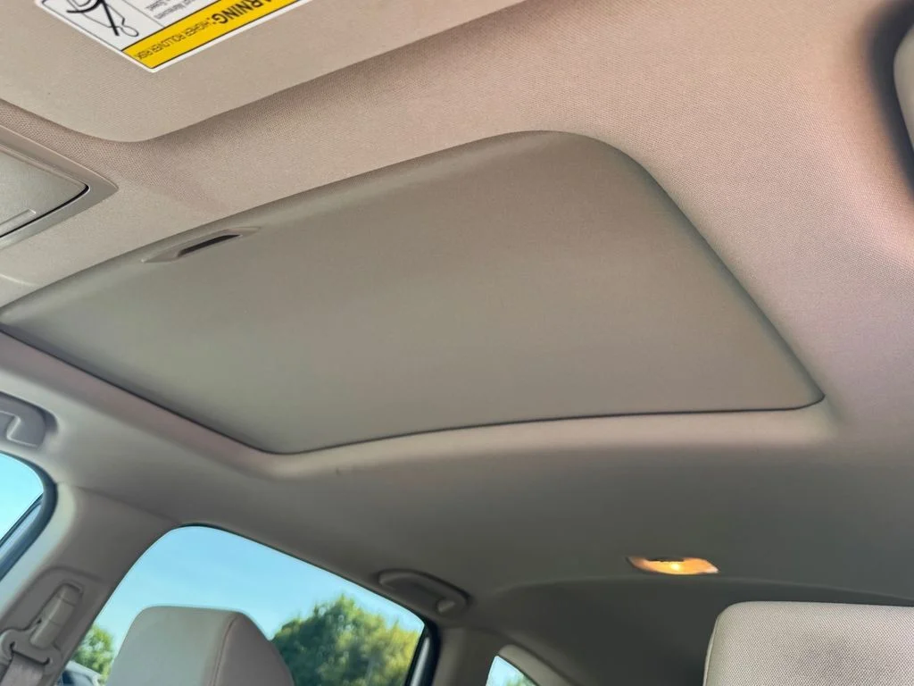Used 2021 White Honda EX image 17