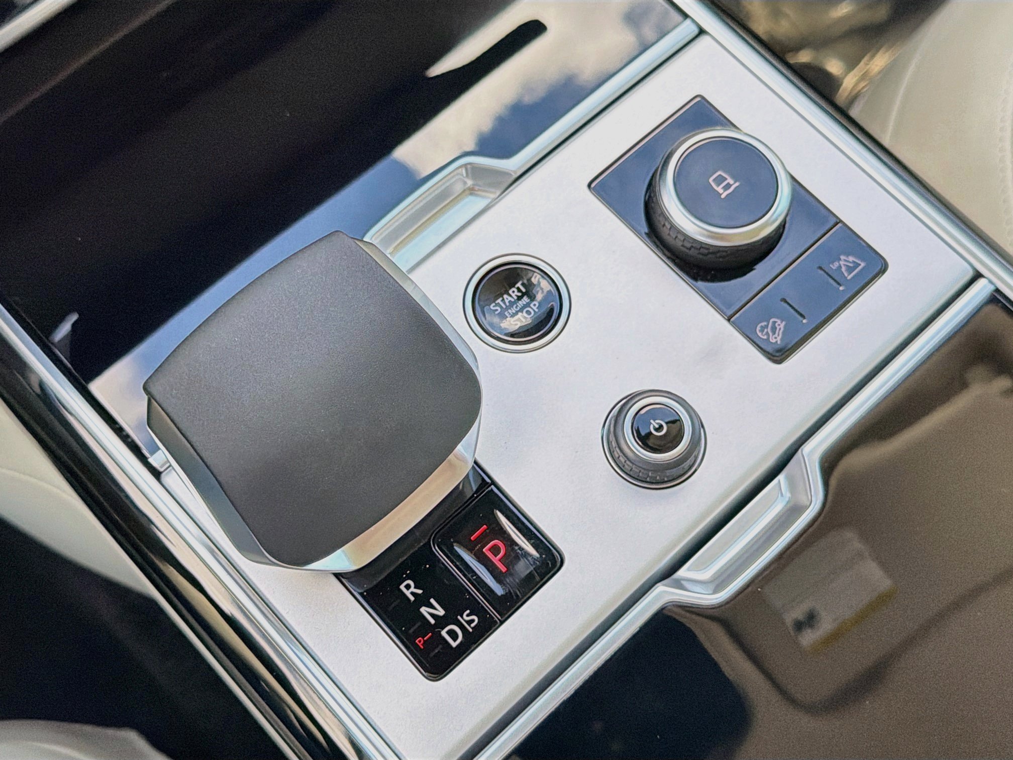 New 2027 Santorini Black LAND ROVER SE image 29