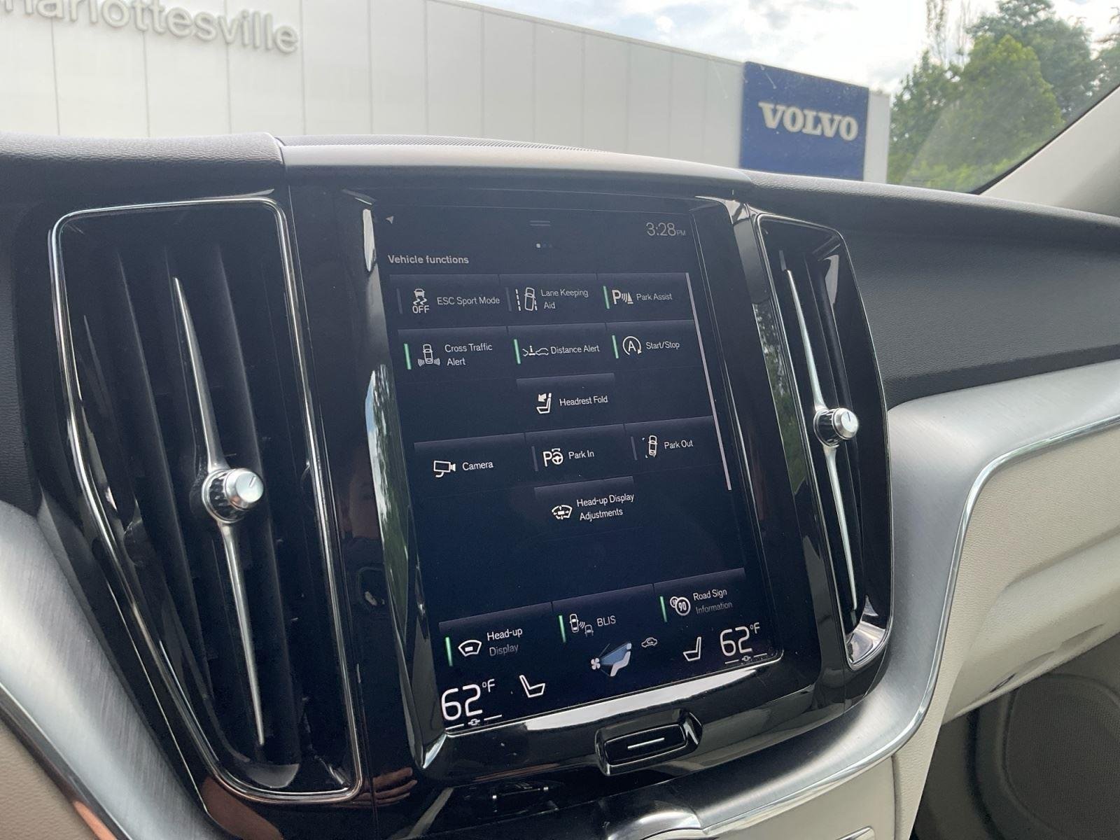 Used 2018 Denim Blue Metallic Volvo Momentum image 24