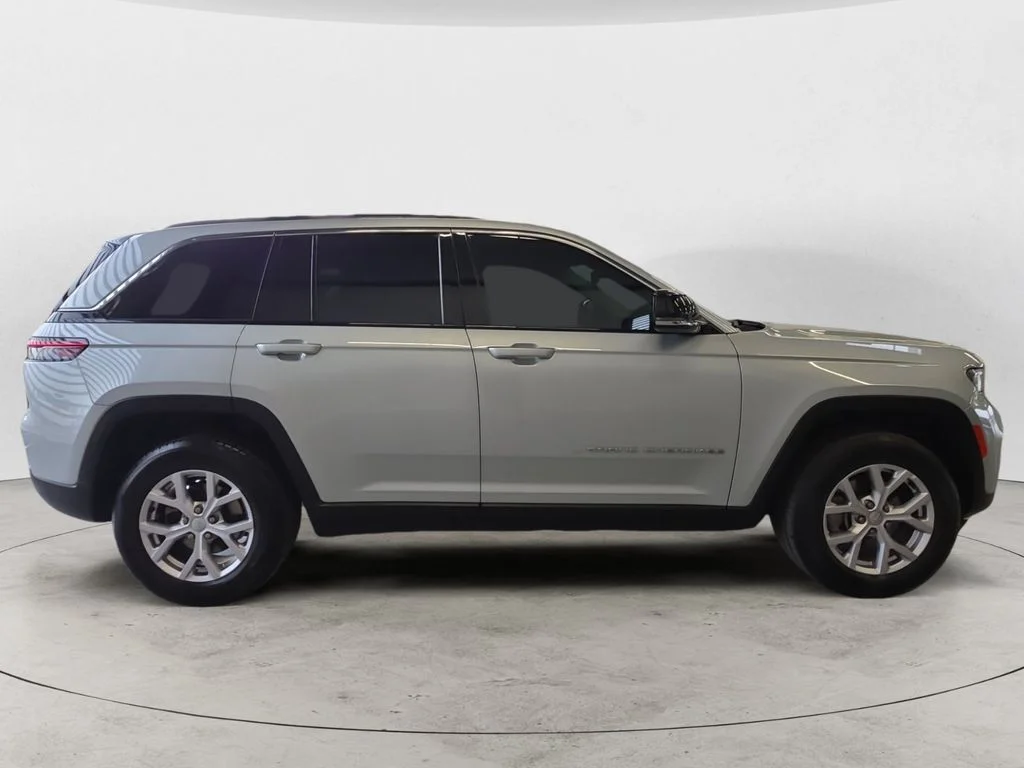 Used 2022 Silver Jeep Limited image 4
