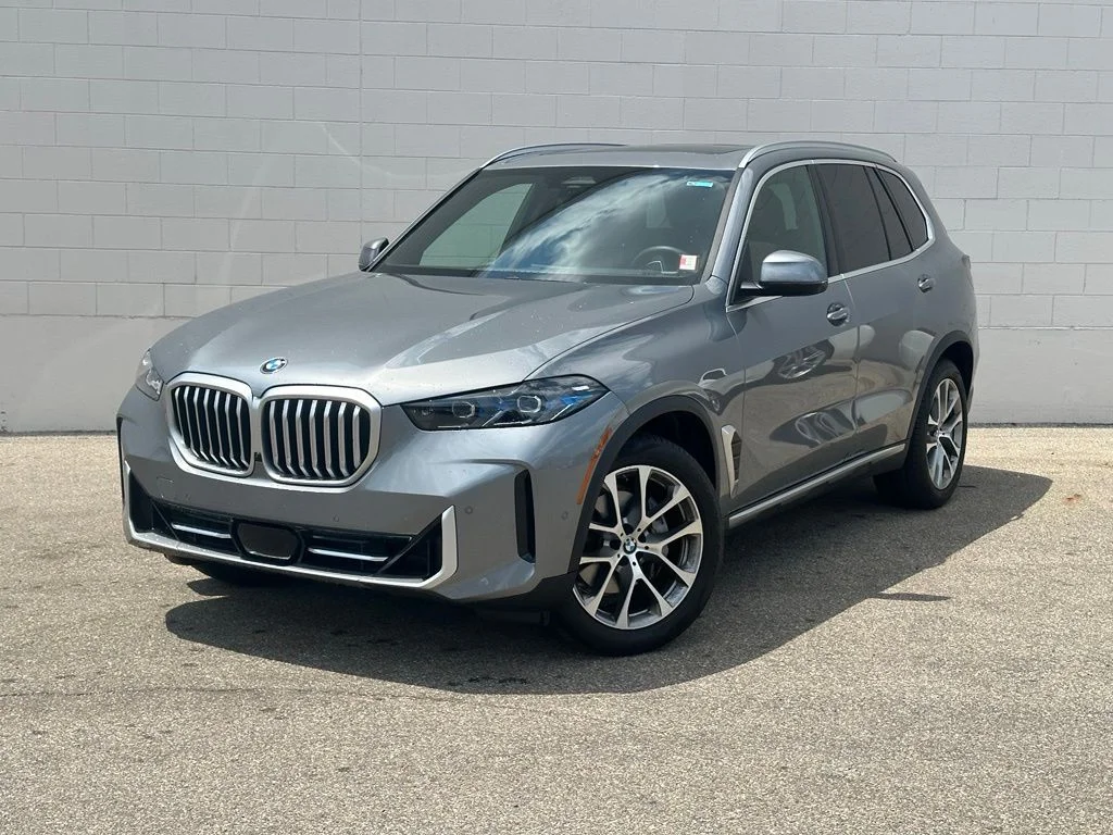 Used 2026 Skyscraper Grey Metallic BMW xDrive40i image 1