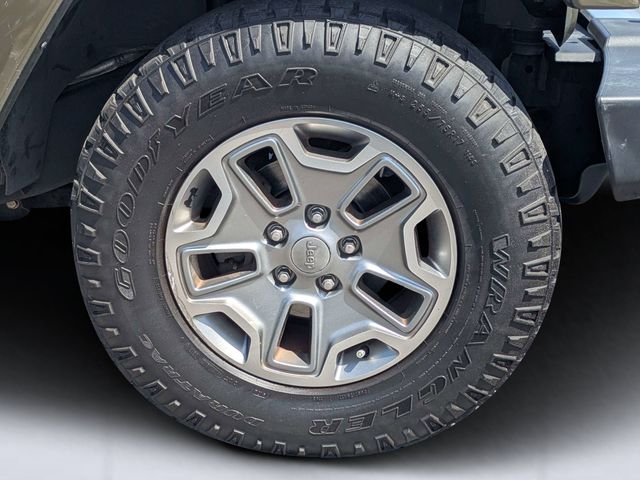 Used 2015 Green Jeep Unlimited Sahara image 11