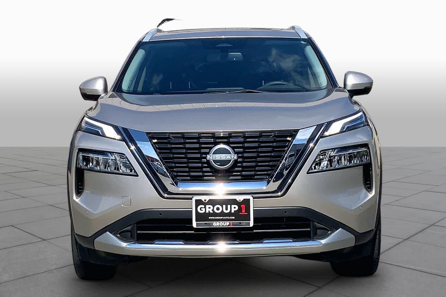 Used 2023 Champagne Silver Metallic Nissan Platinum image 4