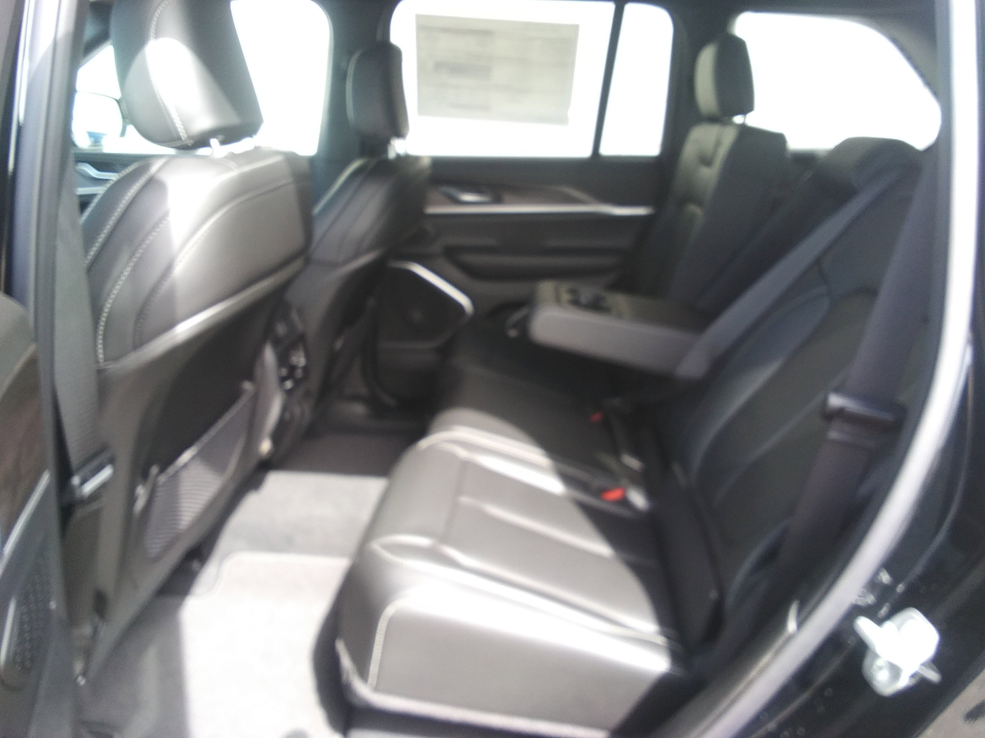 New 2026 Diamond Black Crystal Pearl-Coat Exterior Paint Jeep Limited image 9