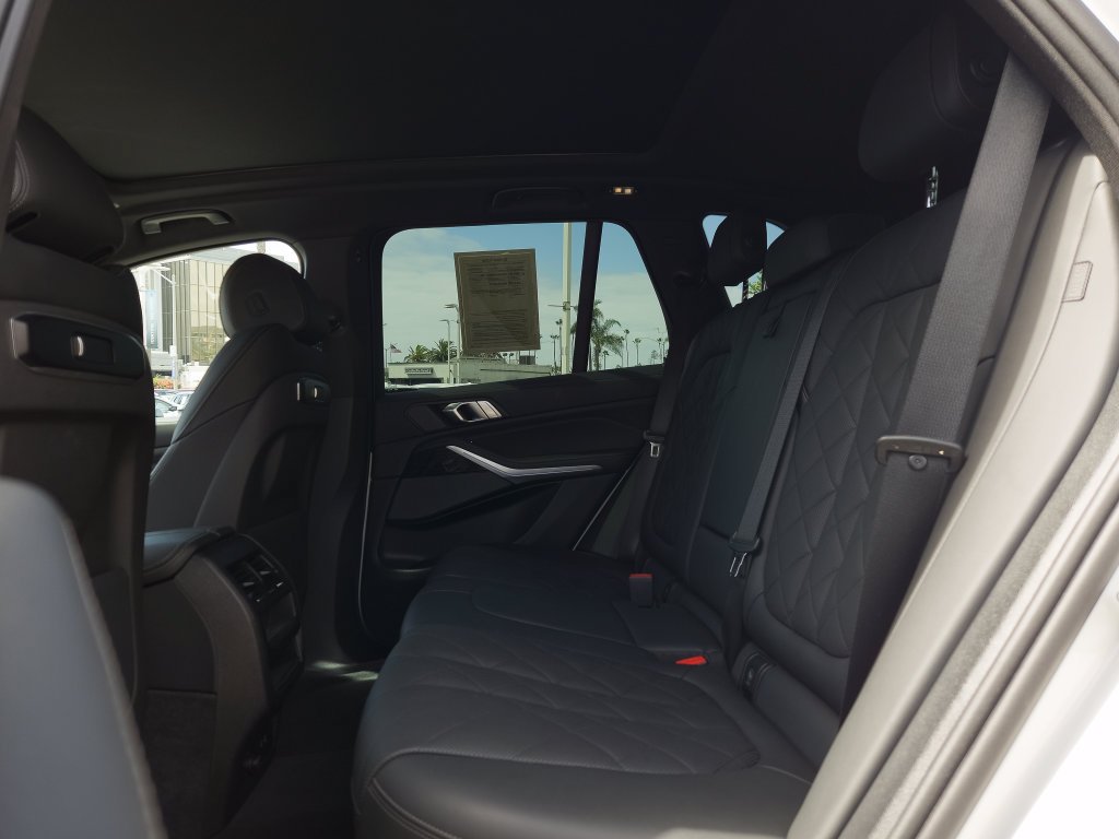 Used 2025 Alpine White BMW xDrive40i image 7