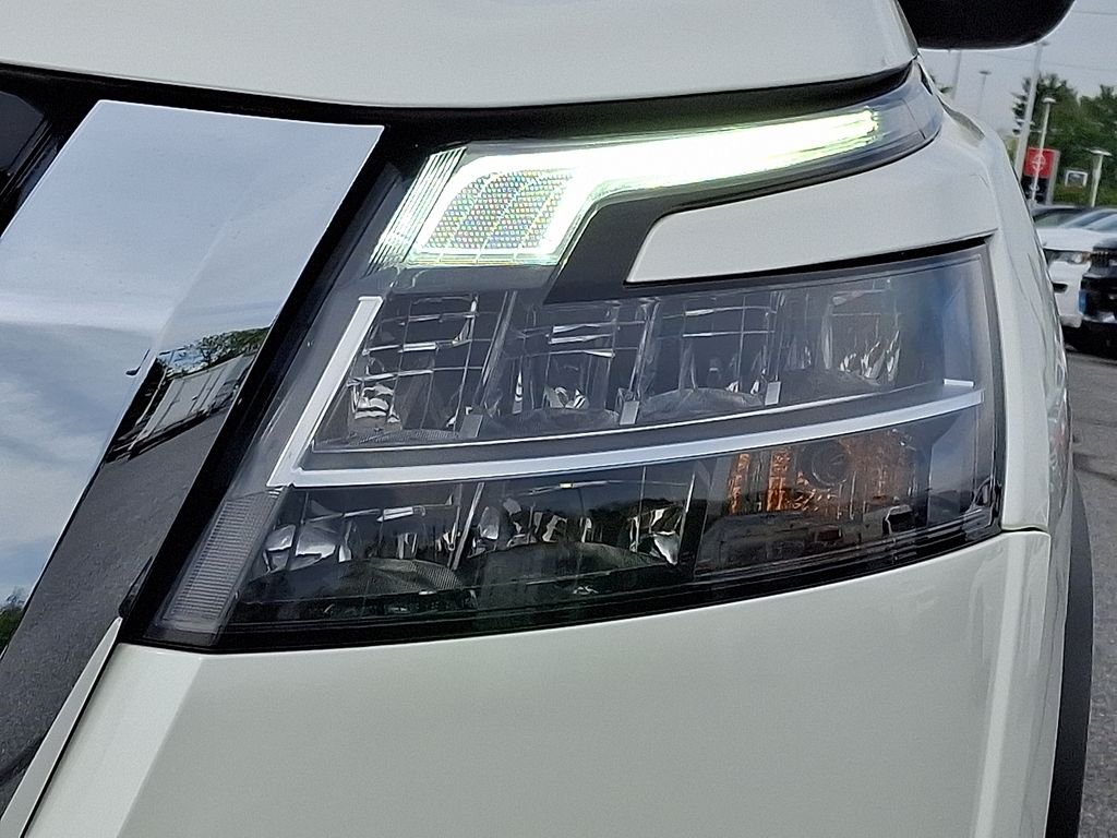 Used 2024 White Nissan SL image 10