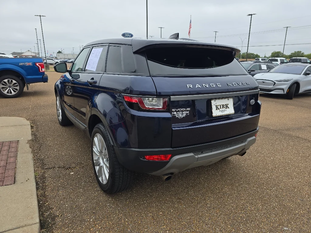 Used 2017 Loire Blue Metallic Land Rover SE image 3