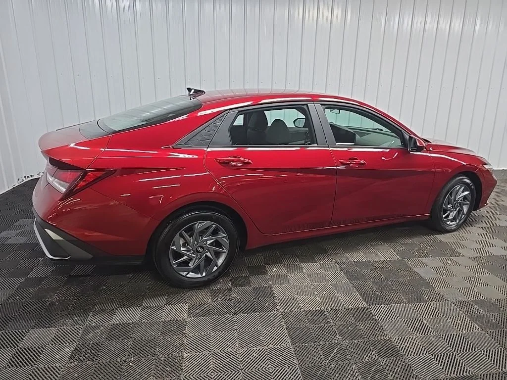Used 2024 Red Hyundai SEL image 3
