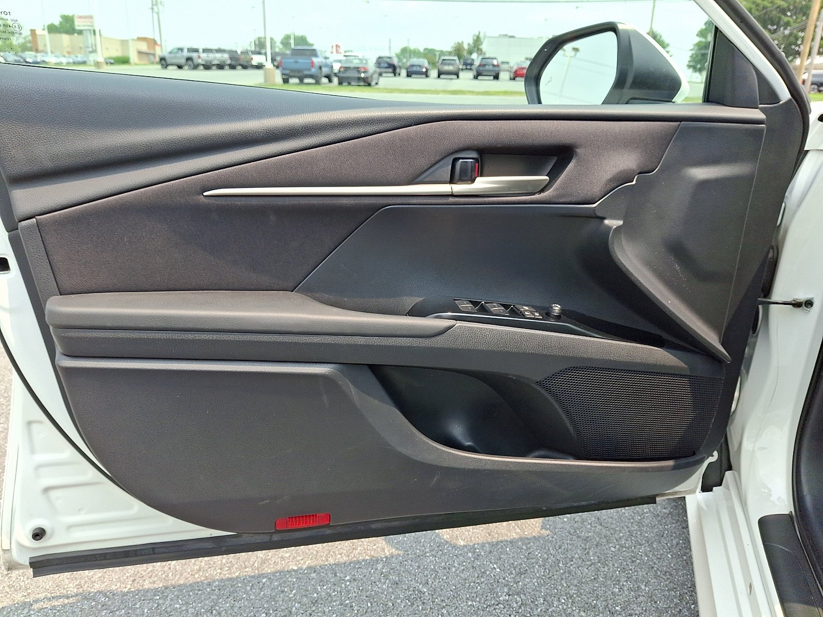Used 2025 Wind Chill Pearl   089 Toyota LE image 14