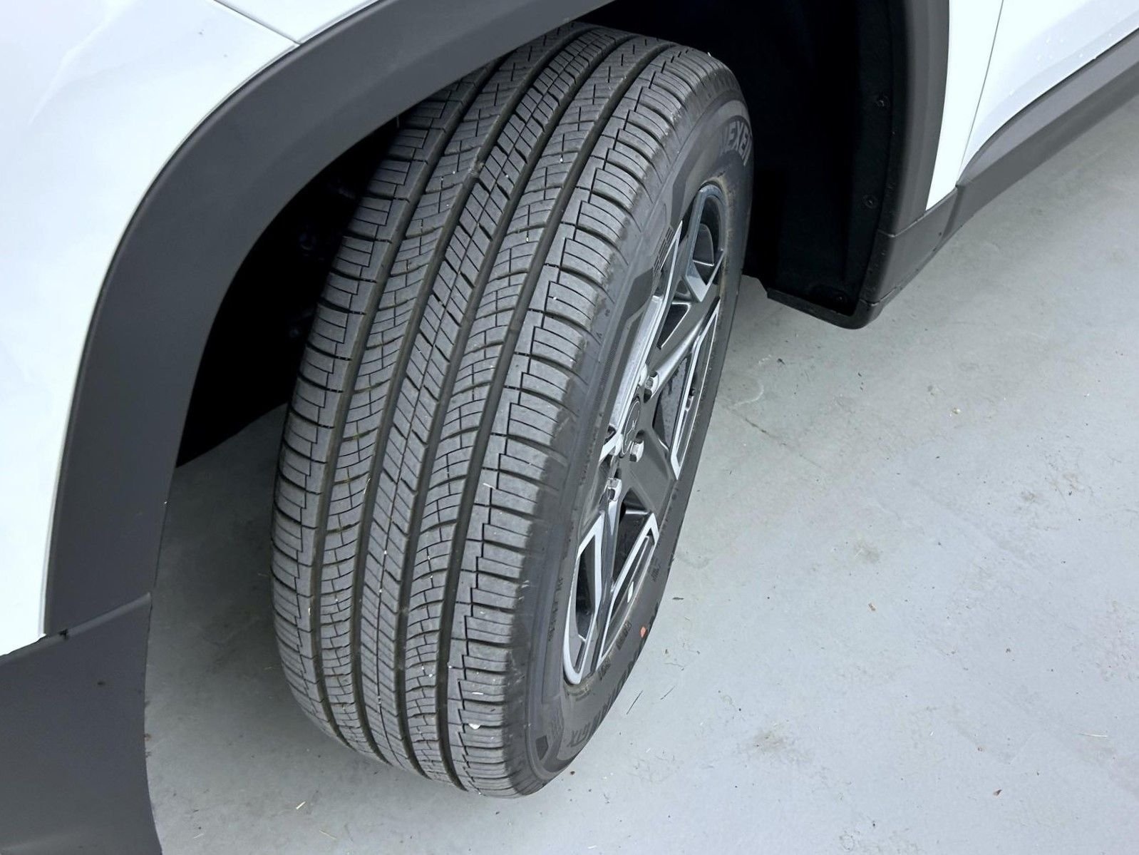 New 2026 Bright White Clear-Coat Exterior Paint Jeep Laredo image 23