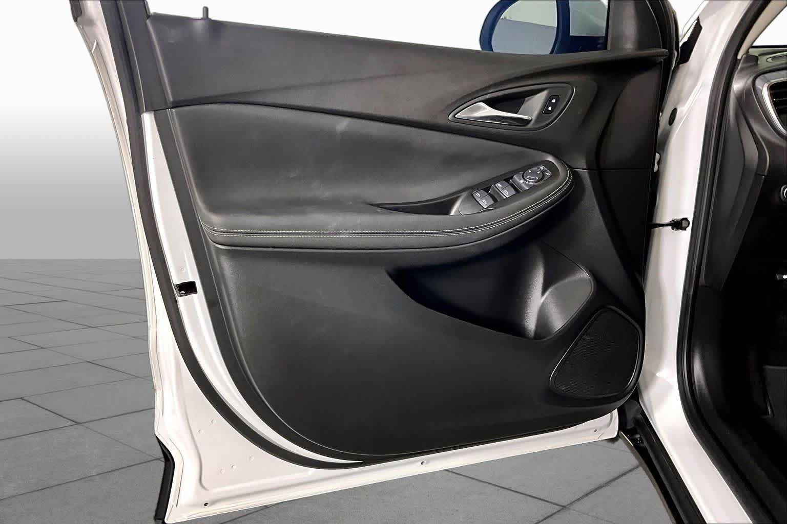 Used 2024 White Frost Tricoat Buick Preferred image 20