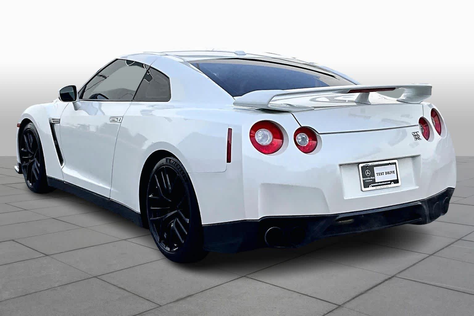 Used 2010 Pearl White Nissan Premium image 10
