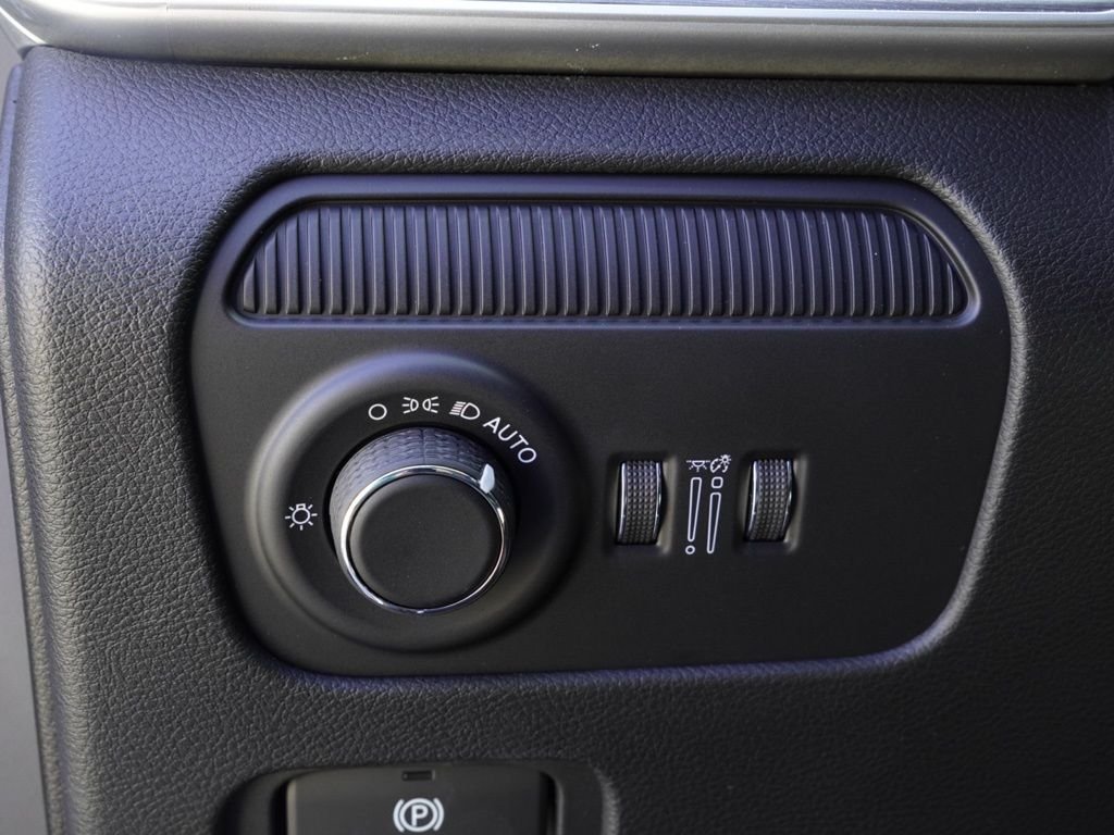 New 2026 Bright White Clear-Coat Exterior Paint Jeep  image 12