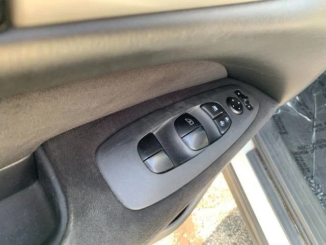 Used 2015 White Nissan S image 12