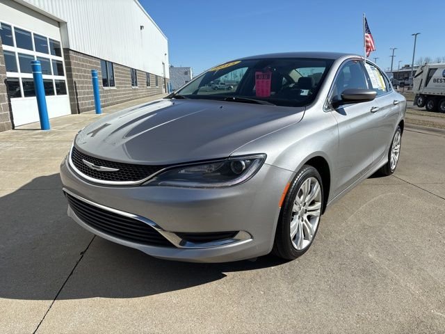 Used 2015 Silver Chrysler Limited image 3